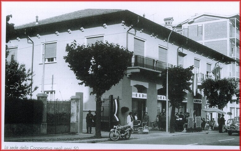 sede-anni-60 bar e tavolini esterni e negozio alimentari