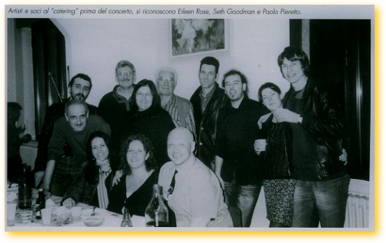 dietro al palco artisti partecipanti e collaboratori